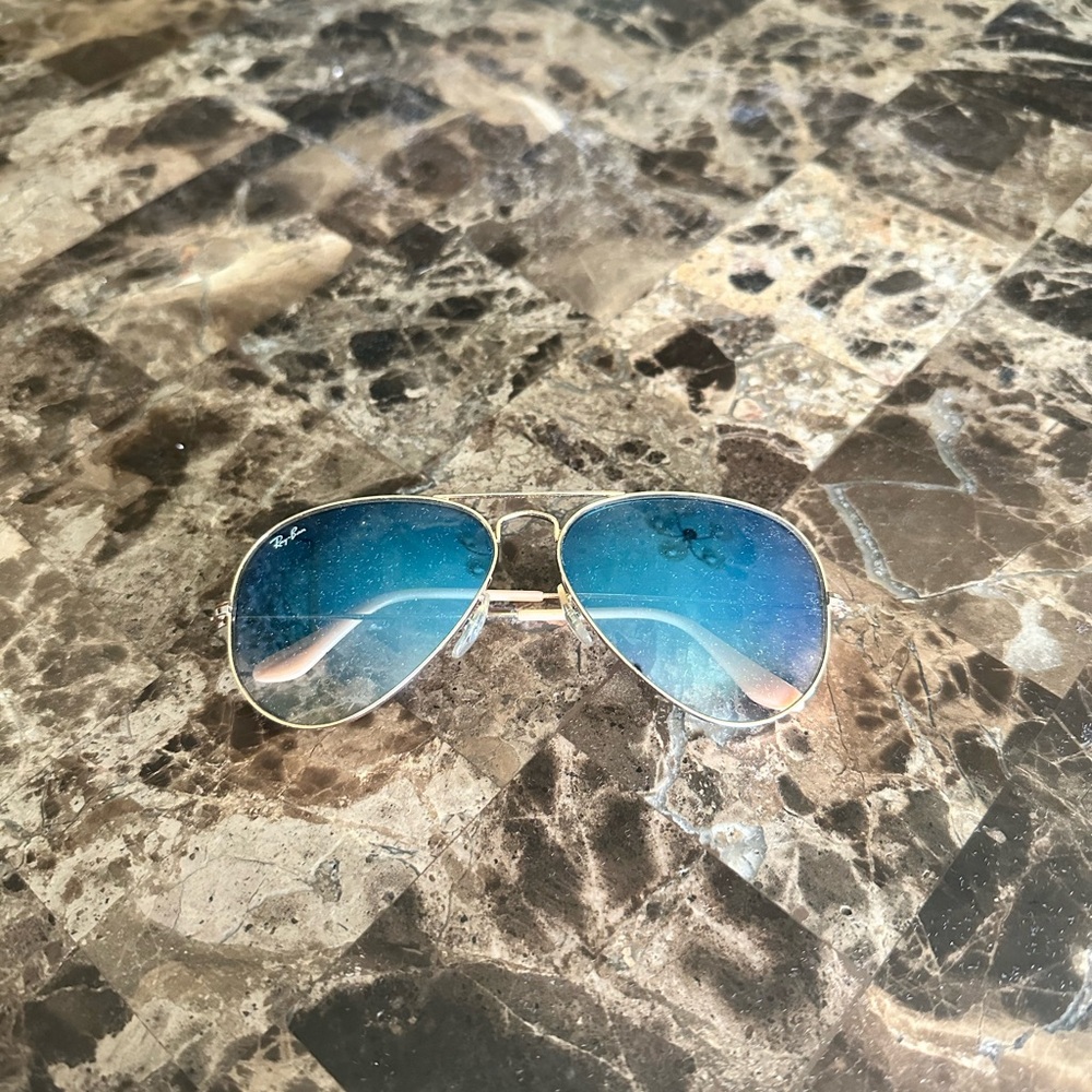 SUPER HOT AND STYLISH AUTHENTIC ROSE GOLD RAYBAN AVIATORS